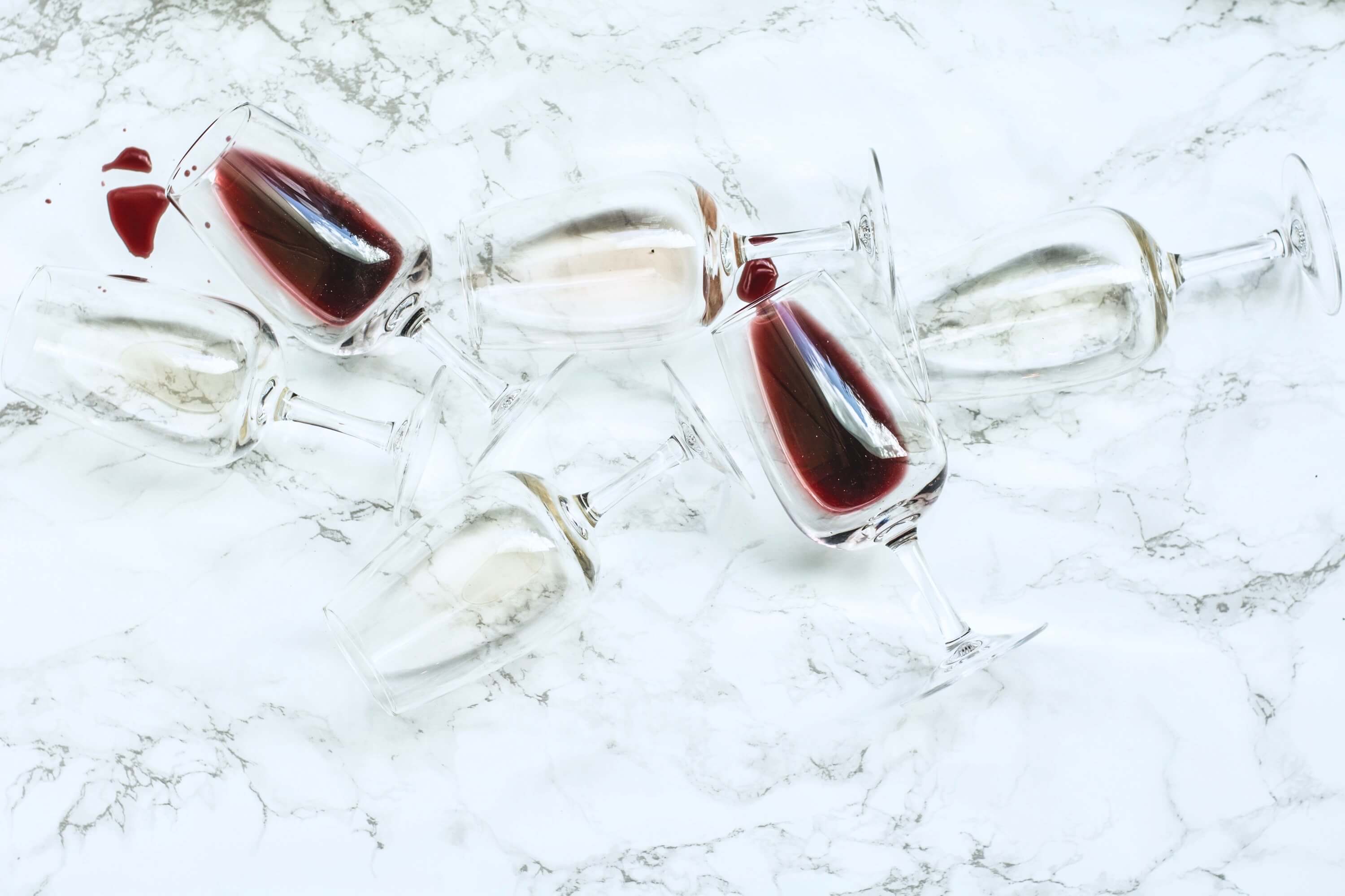 Bicchieri di vino rosso su marmo bianco