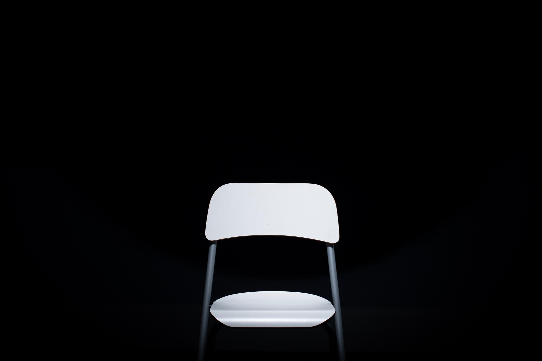 sedia bianca su sfondo scuro